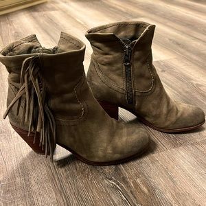 Sam Edelman Louie Suede Fringed Booties in Olive Green. 2 1/2” heel. Size 7.5.
